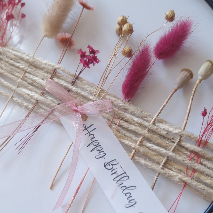 Metallring mit pinken Trockenblumen
